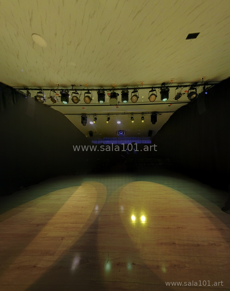 Escenario tipo caja negra con cortinas negras e iluminación — alquiler Sala101 Fontibón