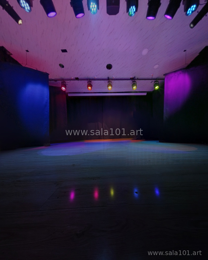 Escenario listo para postular tu obra: teatro, música, danza, circo o performance en Sala101