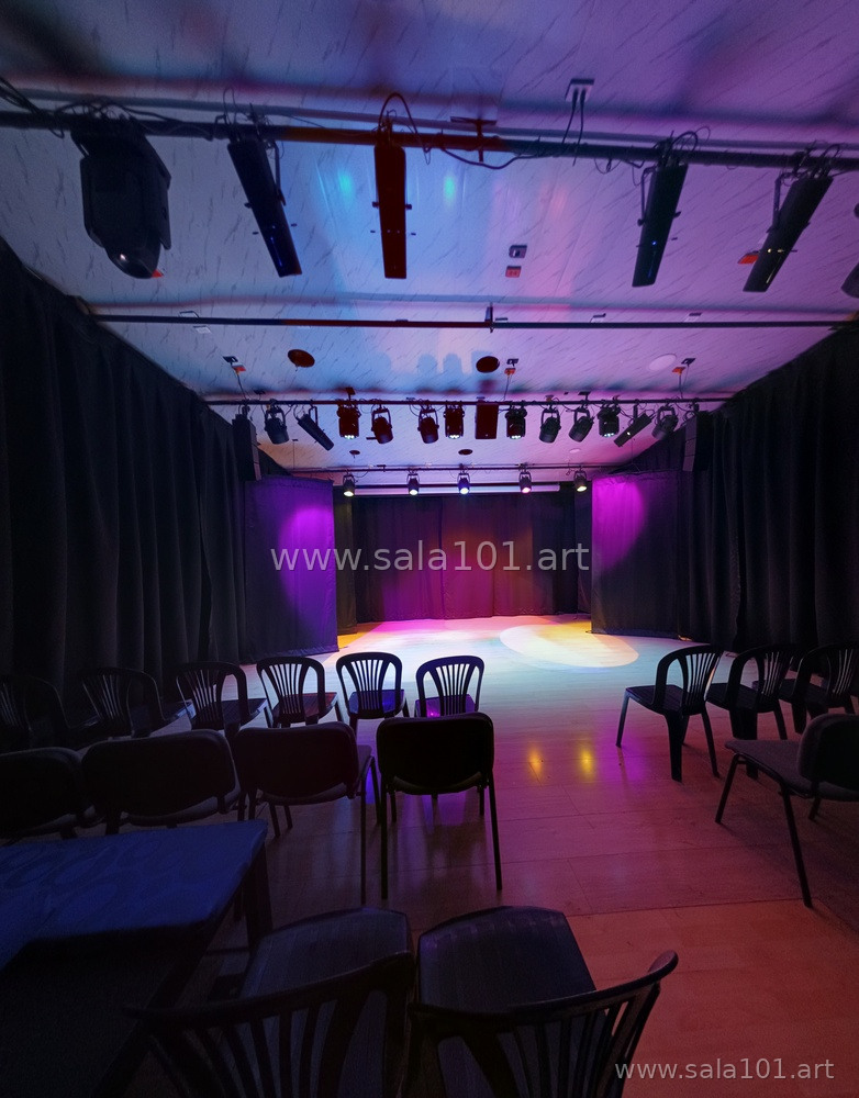 Sala de teatro Sala101 en Fontibón: graderías, escenario e iluminación profesional para alquiler