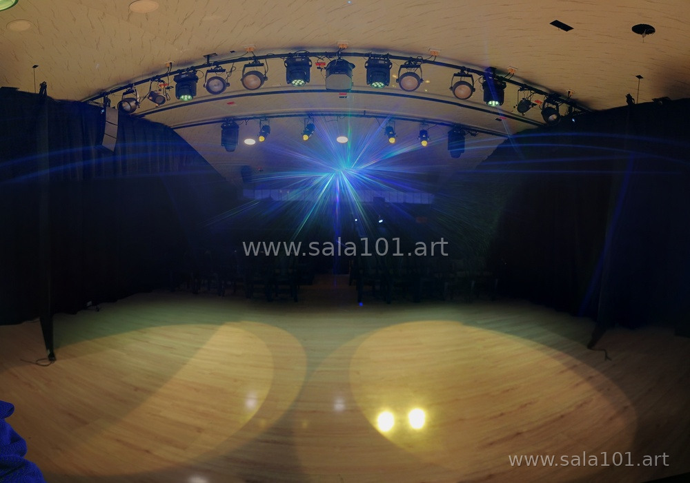 Iluminación profesional y efectos láser en la sala de teatro Sala101