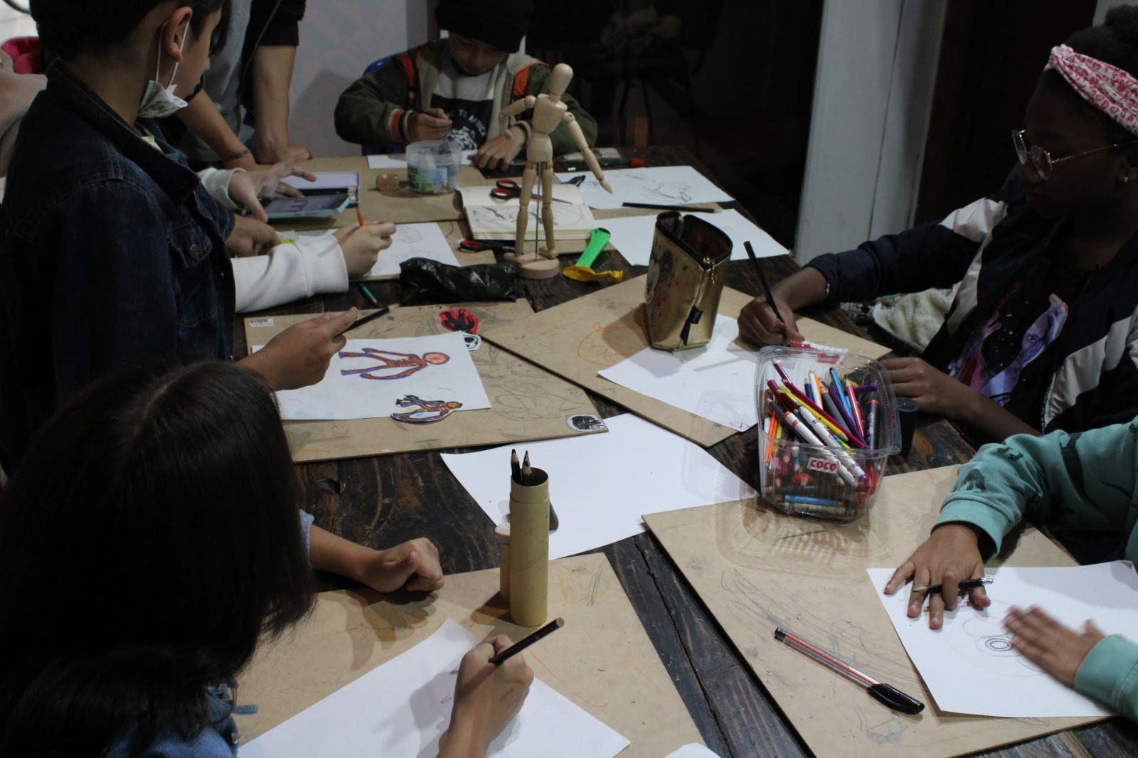 Estudiantes de la escuela Sala101 en formación artística en Fontibón, Bogotá