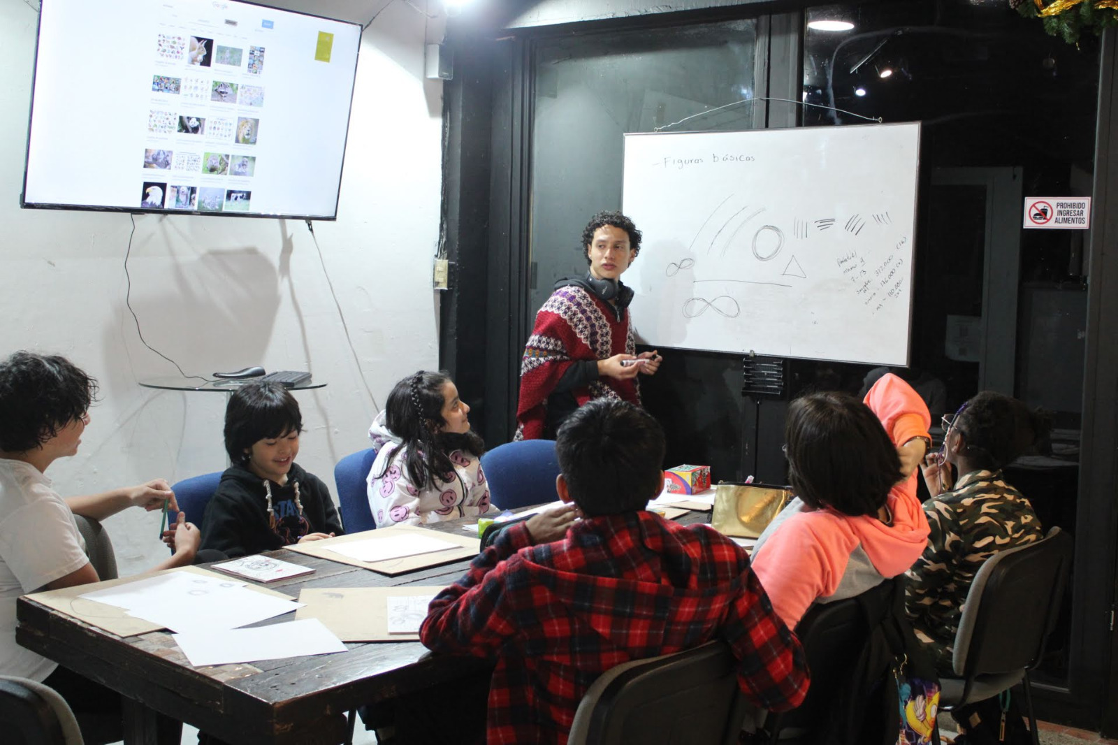 Grupo de estudiantes de la escuela Sala101 en muestra o clase en Fontibón