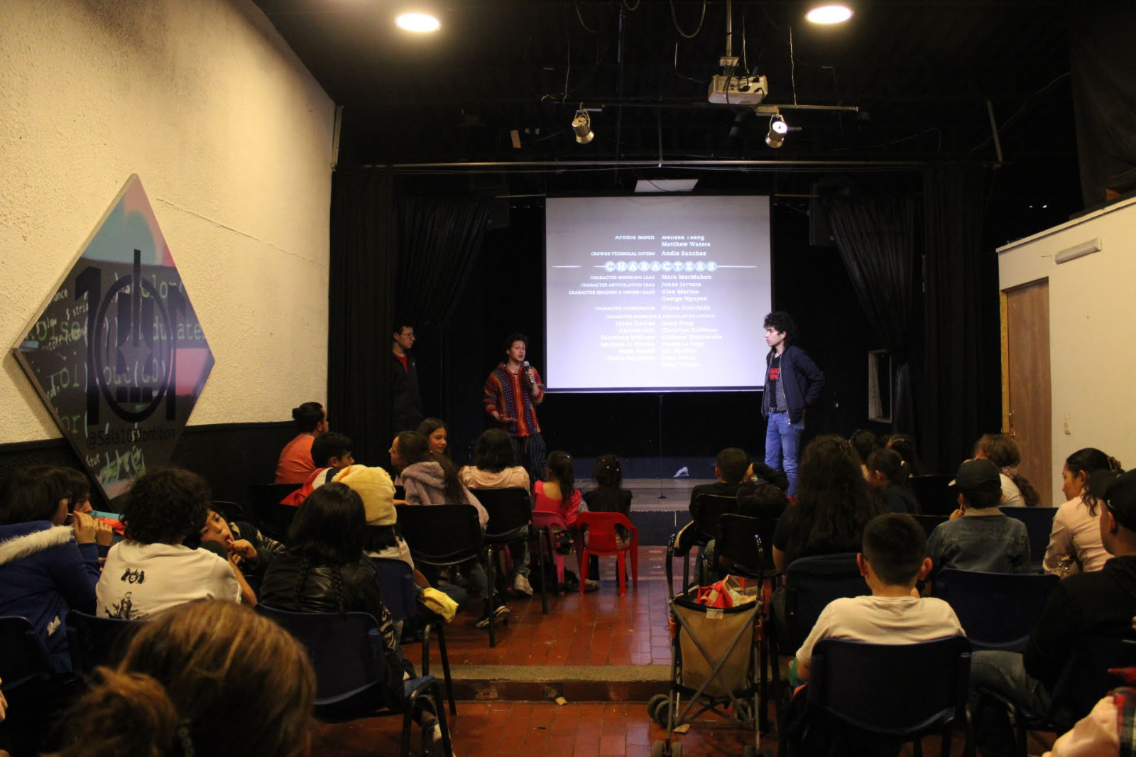 Estudiantes en taller de la Escuela 101 en Fontibón: formación artística para guías docentes y educadores