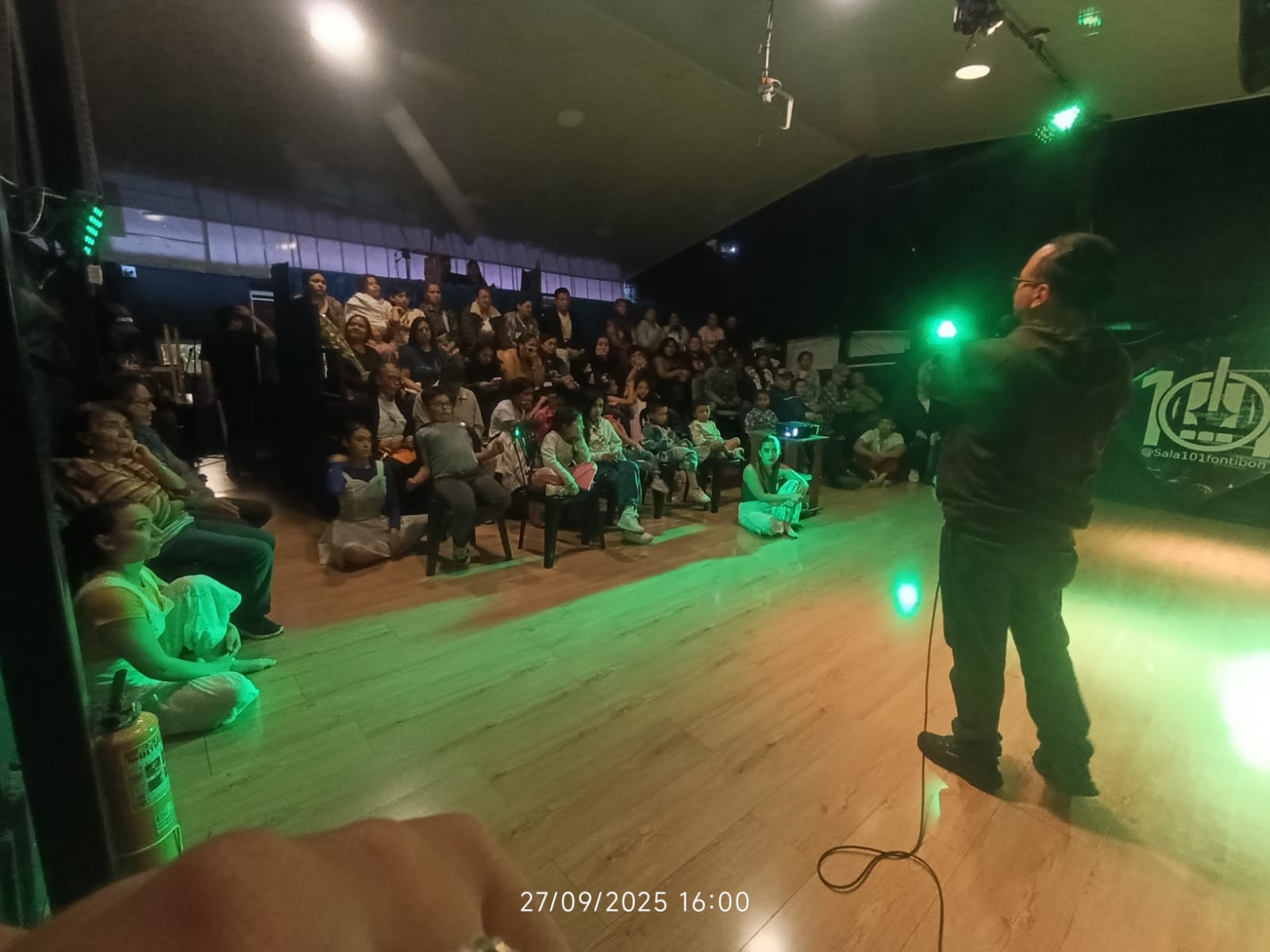 Un grupo asiste a una función en Sala101, Fontibón