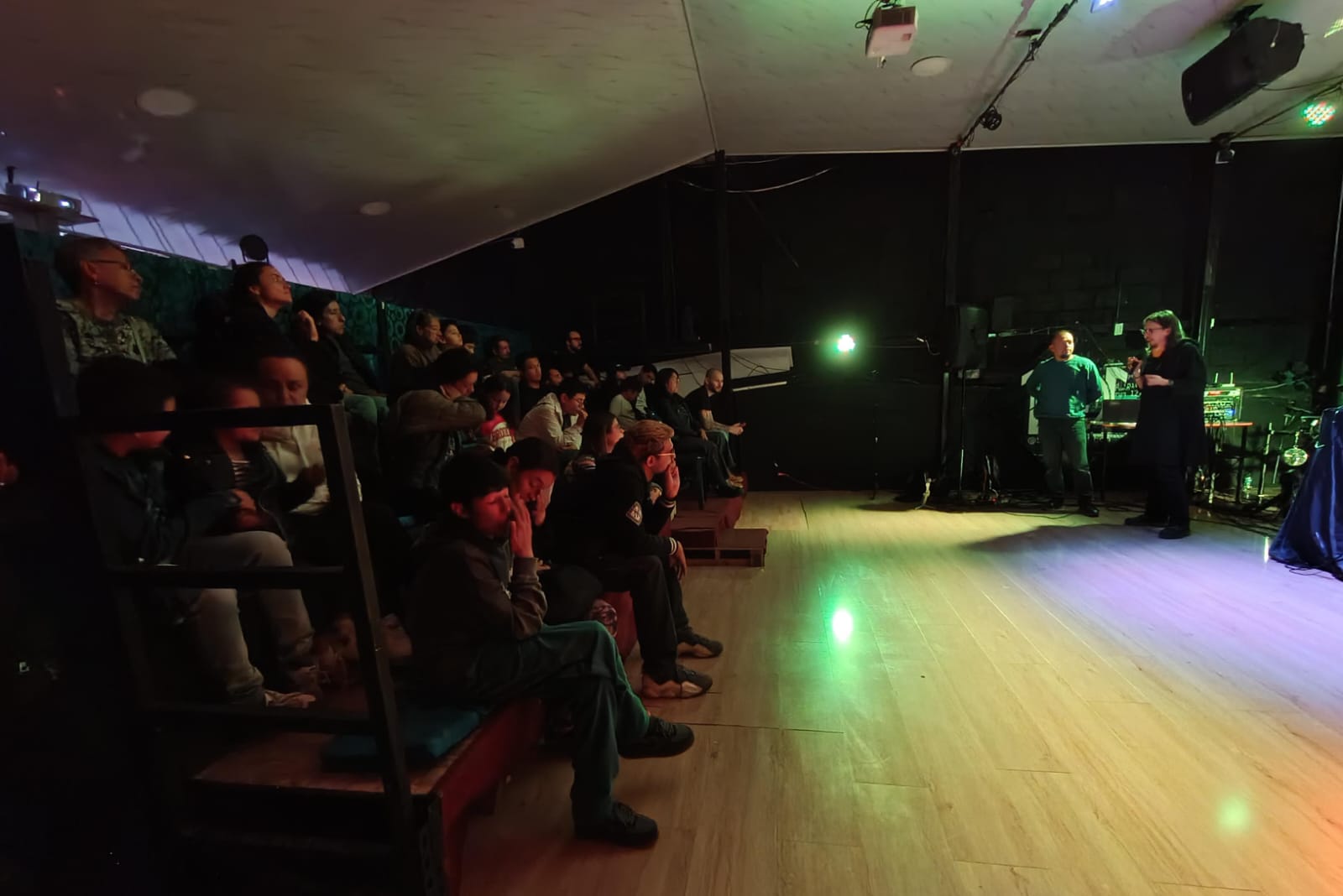 Un grupo asiste a una función en Sala101, Fontibón