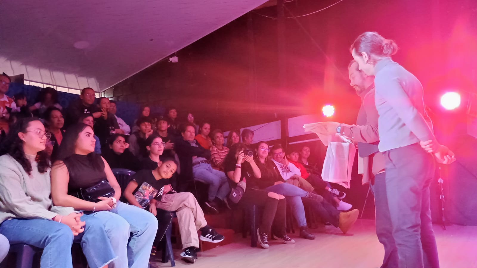 Un grupo asiste a una función en Sala101, Fontibón