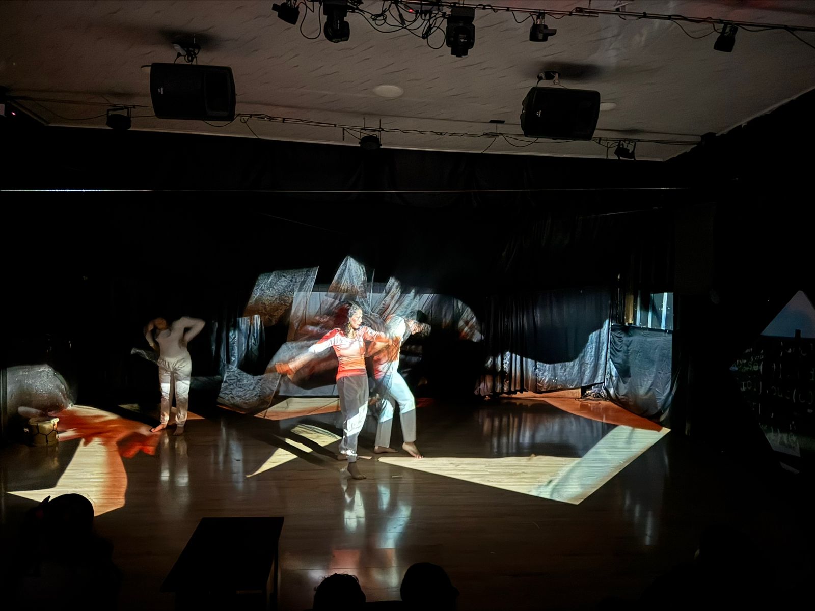 Público viendo una obra de teatro en Sala101, Fontibón