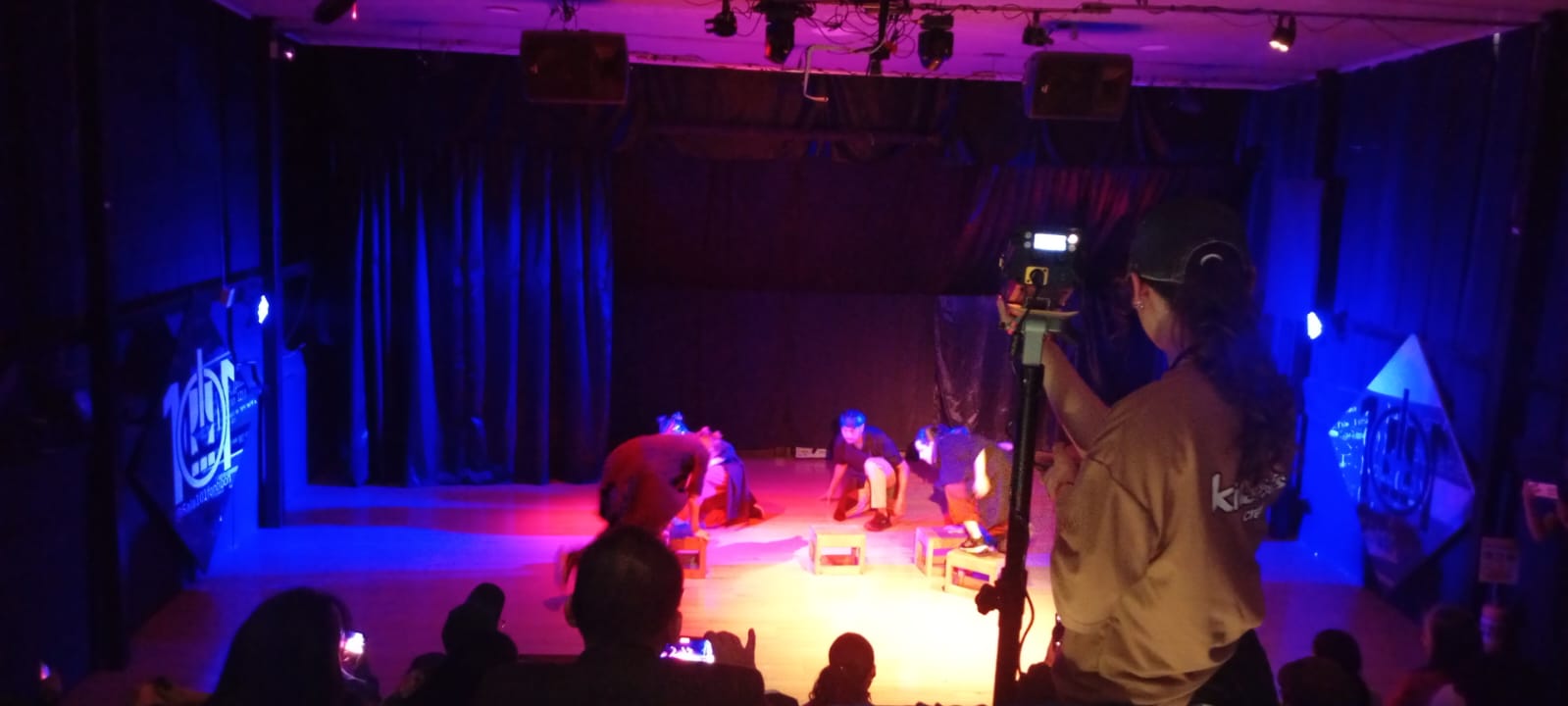 Público viendo una obra de teatro en Sala101, Fontibón