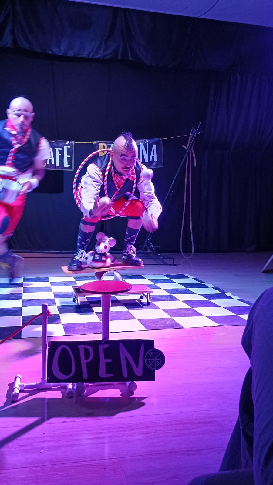 Público viendo una obra de teatro en Sala101, Fontibón