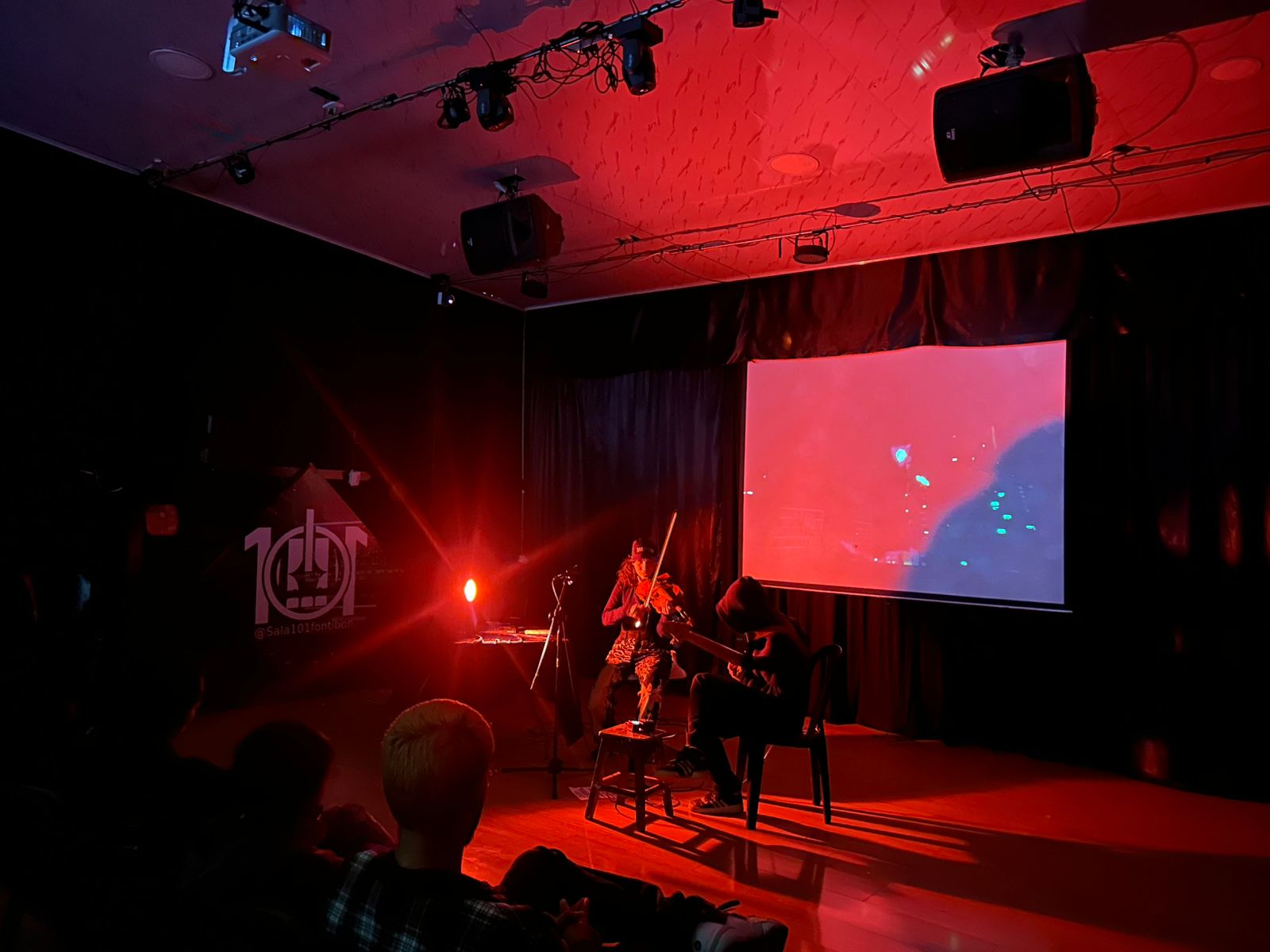 Público viendo una obra de teatro en Sala101, Fontibón