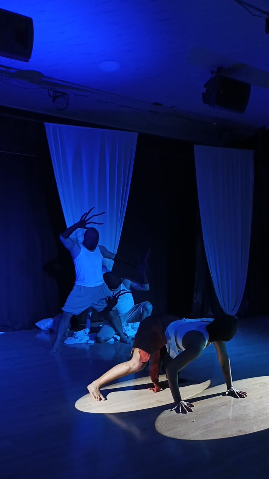 Público viendo una obra de teatro en Sala101, Fontibón
