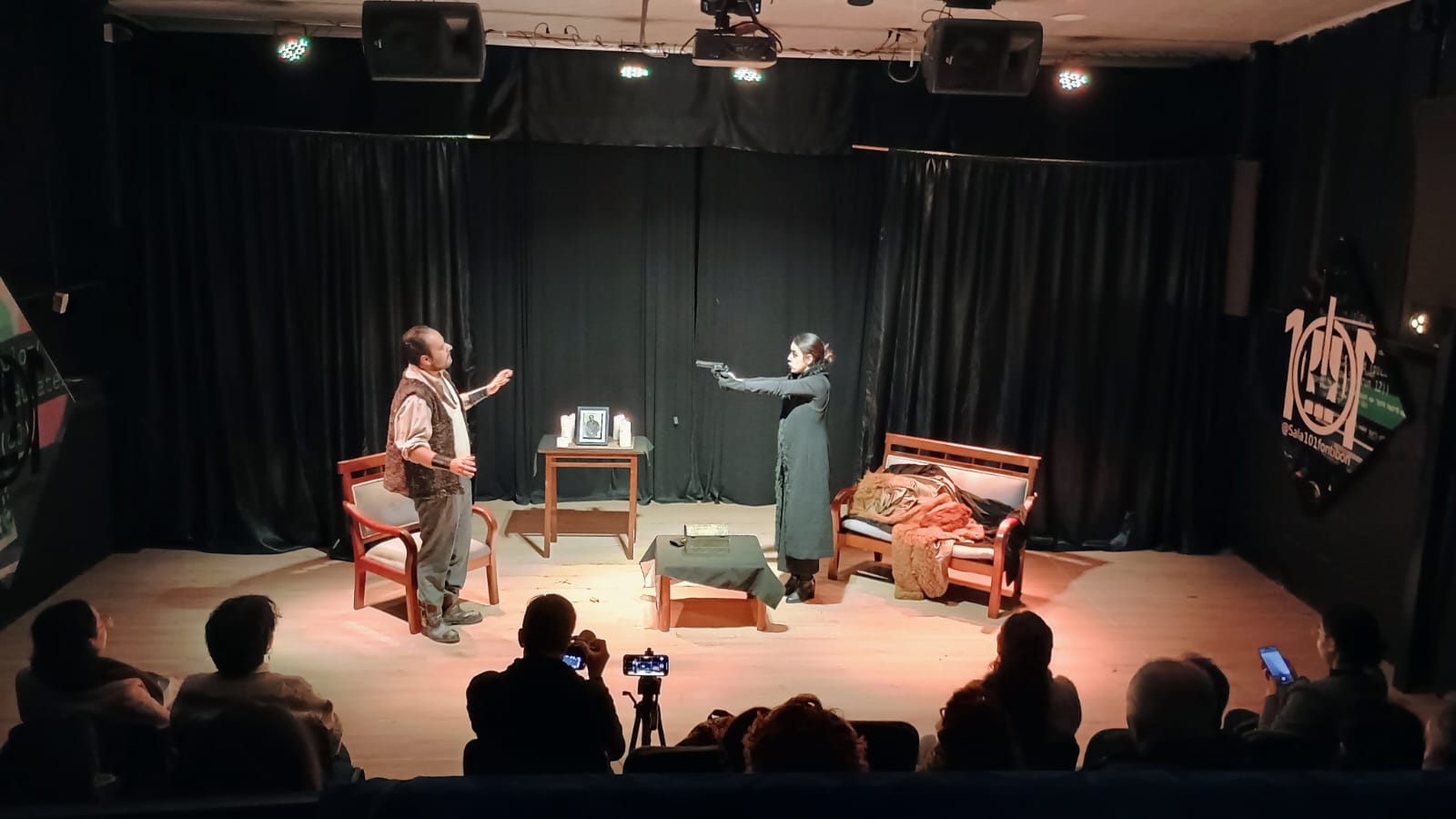 Público viendo una obra de teatro en Sala101, Fontibón